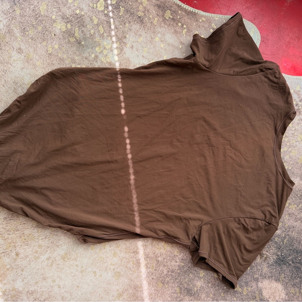 SKIMS Chocolate Short Sleeve Bodysuit - Picture 7 of 7